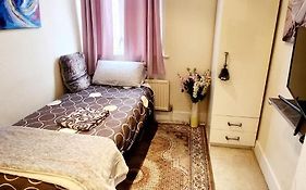 Monalisa Single Room Near Edgware Station